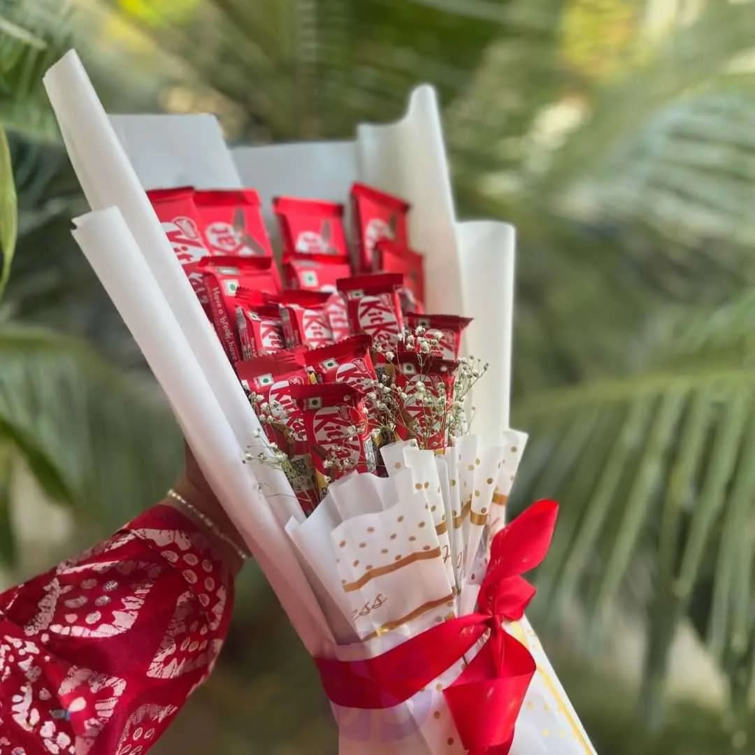 The Crisp Delight 15 Pieces KitKat Bouquet in White Wrap