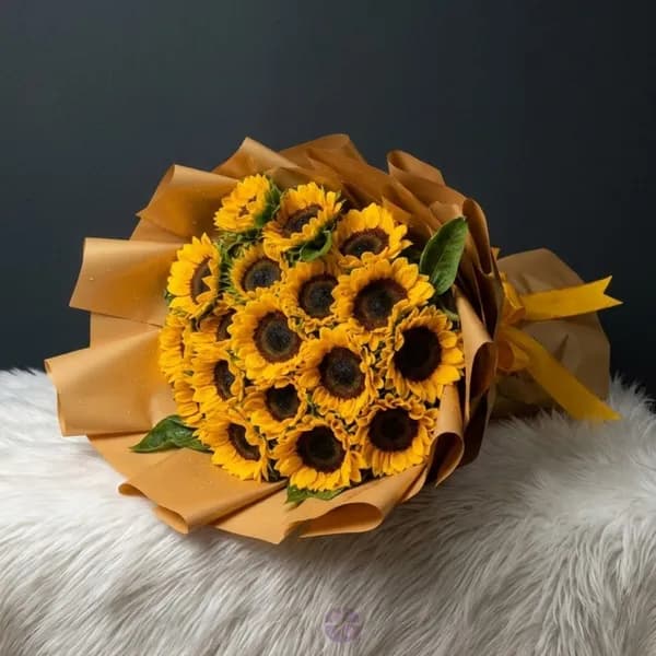 15-Pieces Fresh Sunflower Hand Bouquet in Golden Wrap
