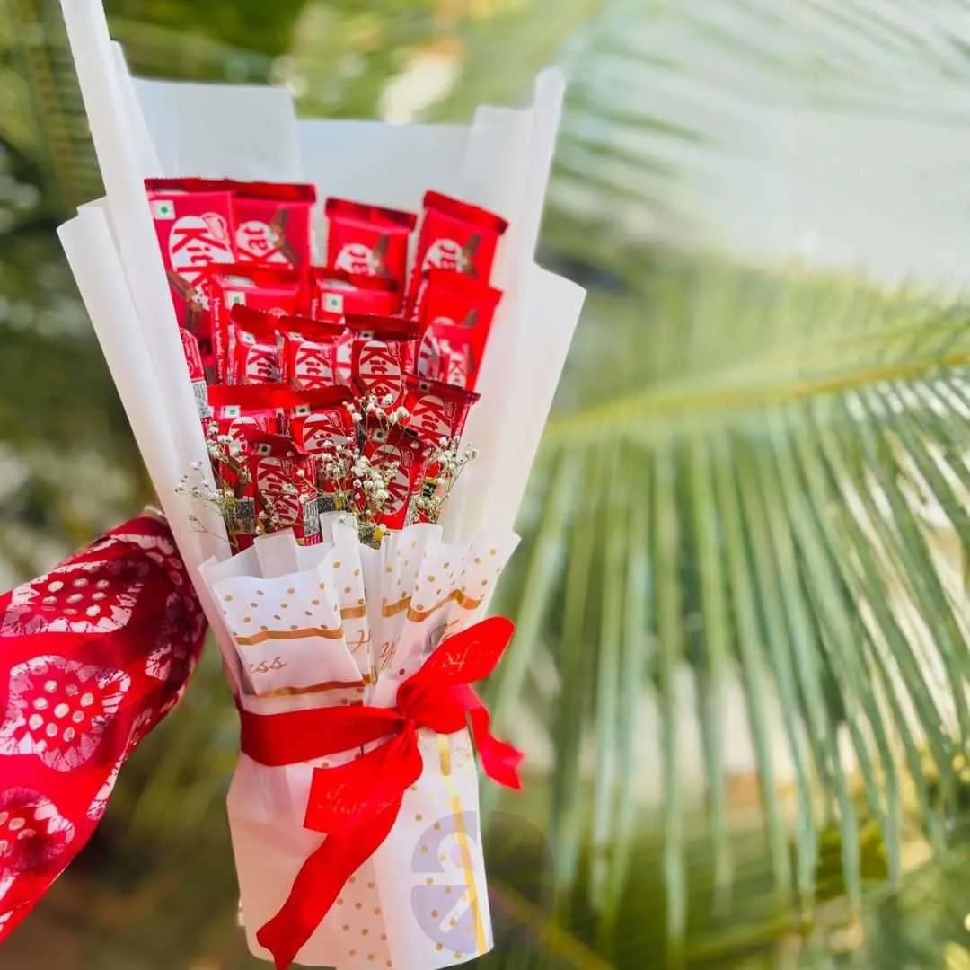 The Crisp Delight 15 Pieces KitKat Bouquet in White Wrap